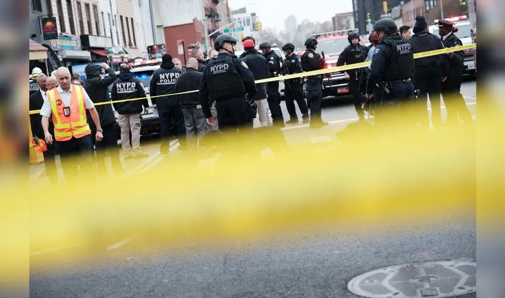Policía y servicios de emergencia se reúnen en el lugar del tiroteo. Foto: AFP Policía y servicios de emergencia se reúnen en el lugar del tiroteo. Foto: AFP