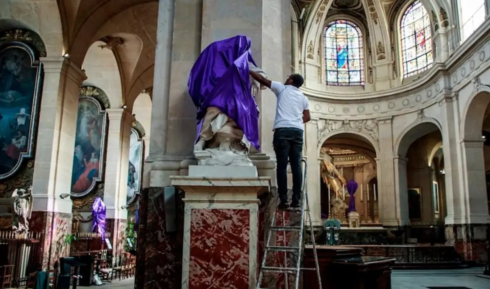 La tradición de cubrir las imágenes y santos se originó en el siglo XI. Foto: desdelafe.com