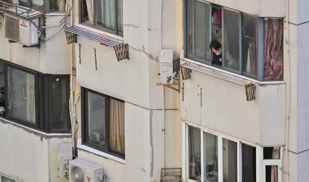 Algunos ciudadanos chinos se atrevieron a desafiar las restricciones, pero terminaron detenidos por la Policía. Foto: AFP Algunos ciudadanos chinos se atrevieron a desafiar las restricciones, pero terminaron detenidos por la Policía. Foto: AFP