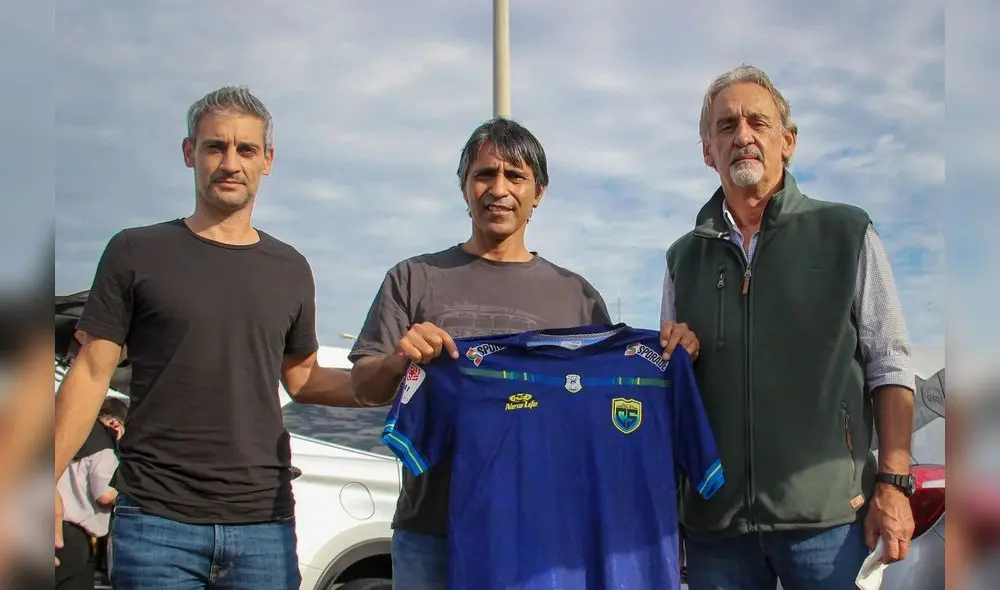 Tabaré Silva posó con la camiseta de Carlos Stein junto a su comando técnico. Foto: Carlos Stein