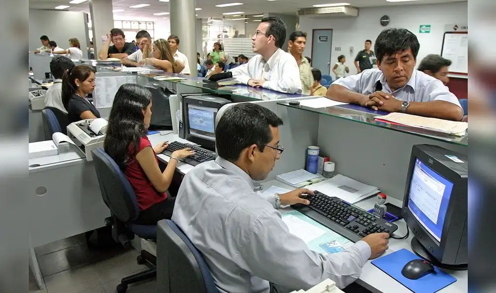Según la normativa, a los trabajadores les corresponde el triple de su remuneración diaria si asisten a su centro de trabajo. Foto: Andina