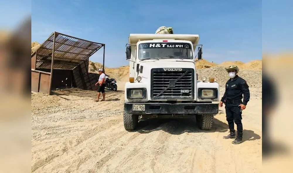 El cargador frontal y los volquetes fueron incautados. Foto: PNP El cargador frontal y los volquetes fueron incautados. Foto: PNP