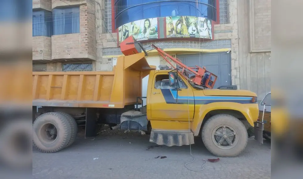 El joven terminó dentro de la tolva del volquete. Foto: Liubomir Fernández El joven terminó dentro de la tolva del volquete. Foto: Liubomir Fernández