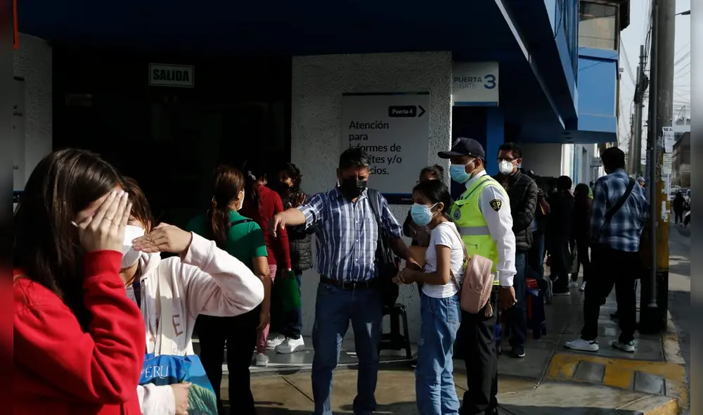 Largas colas continúan en Migraciones. Foto: Marco Cotrina / La República