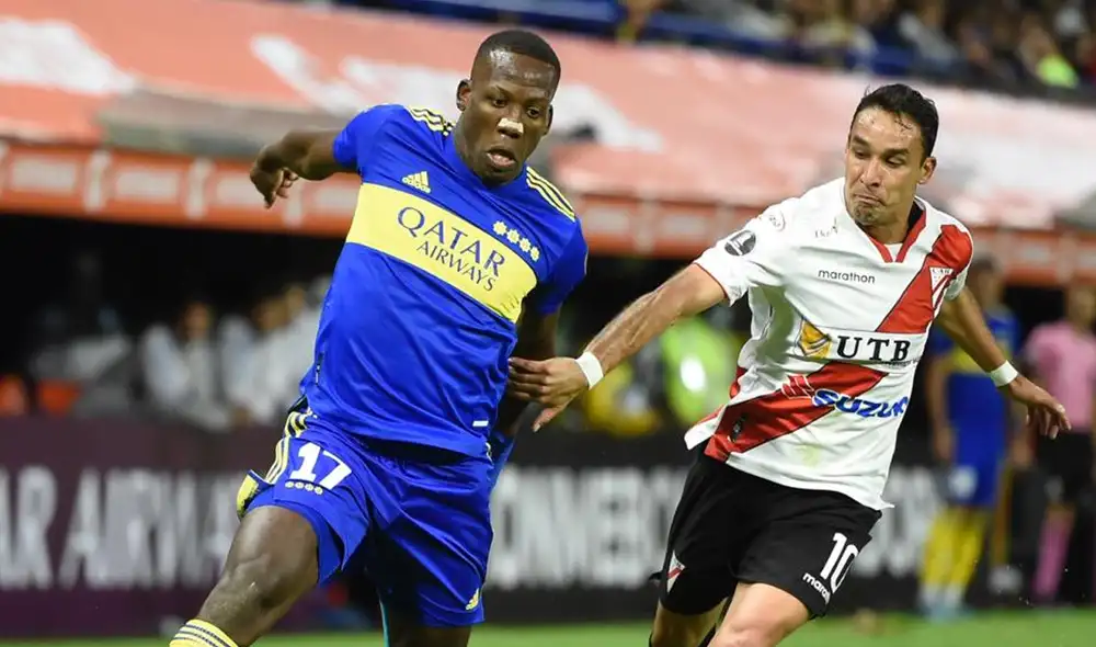 Advíncula disputando el balón con Gustavo Cristaldo. Foto: Boca Juniors Advíncula disputando el balón con Gustavo Cristaldo. Foto: Boca Juniors