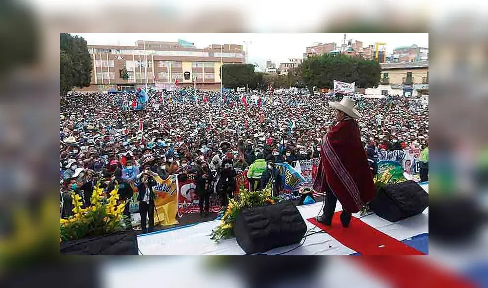 En campaña.  Pedro Castillo pronuncia un mitin en Puno ante multitud. Ese romance también comienza a agotarse por demandas que no son atendidas. Foto: La República