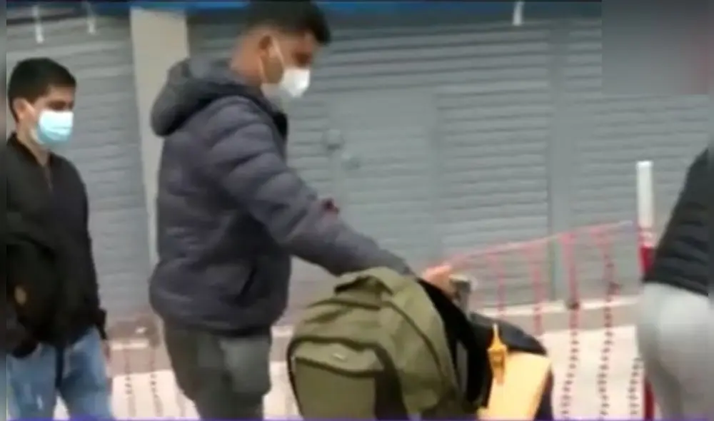 Hombre estuvo desde temprano con sus maletas para lograr tramitar su pasaporte. Foto: captura de Latina
