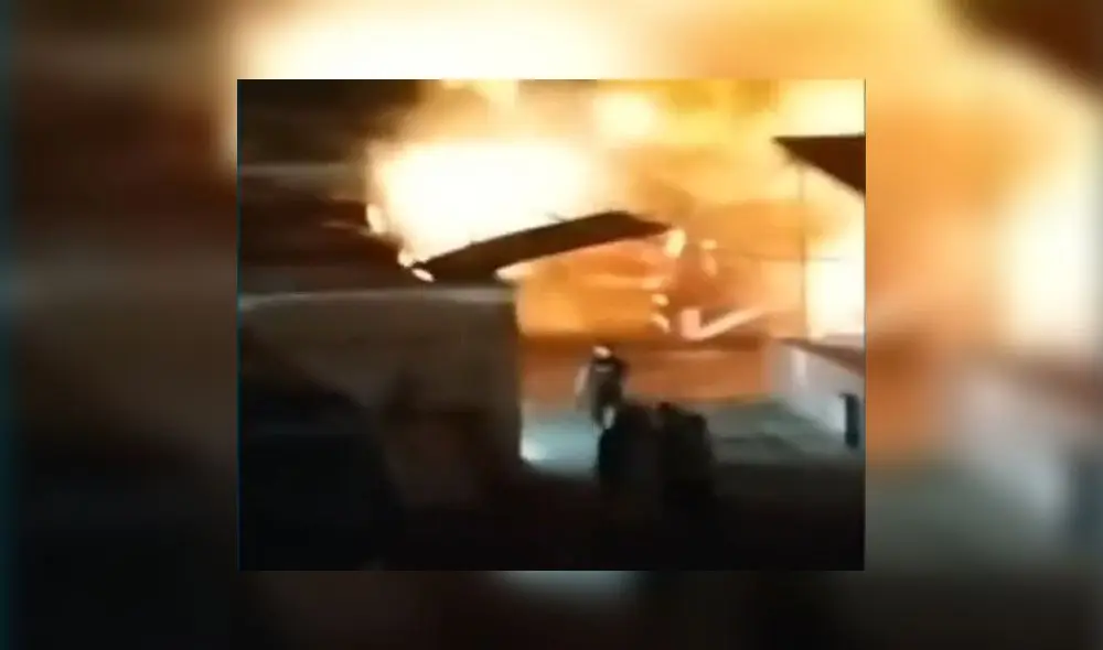 El siniestro fue causado por un cortocircuito en uno de los buses de la empresa Chama estacionados en el interior. Foto: Captura Tv Perú. El siniestro fue causado por un cortocircuito en uno de los buses de la empresa Chama estacionados en el interior. Foto: Captura Tv Perú.