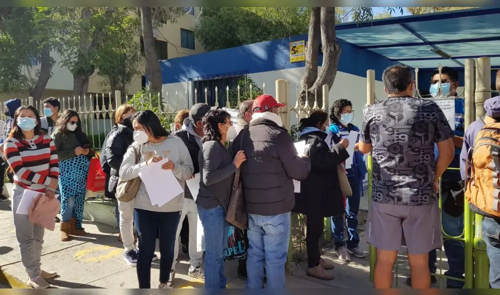 En los últimos días, se observó que decenas de personas forman colas. Foto: Alexis Choque/URPI En los últimos días, se observó que decenas de personas forman colas. Foto: Alexis Choque/URPI