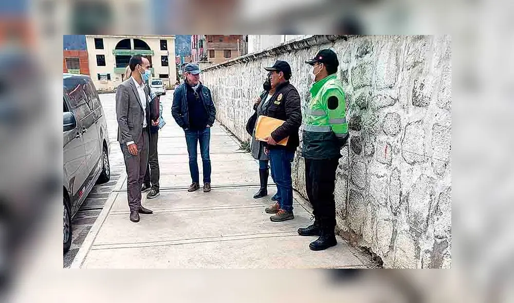 La buscan. Padres de Natacha están en Cabanaconde. Pegaron afiches para encontrar a su hija. Foto: La República La buscan. Padres de Natacha están en Cabanaconde. Pegaron afiches para encontrar a su hija. Foto: La República