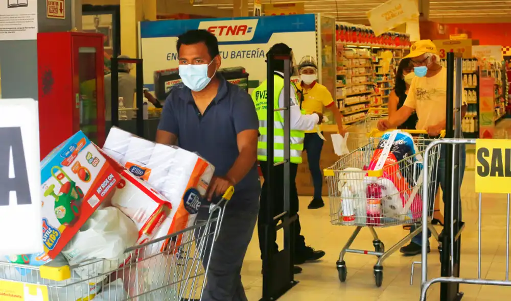 Muchas personas aprovechan los feriados en realizar compras para el hogar. Foto: Carlos Contreras/La República