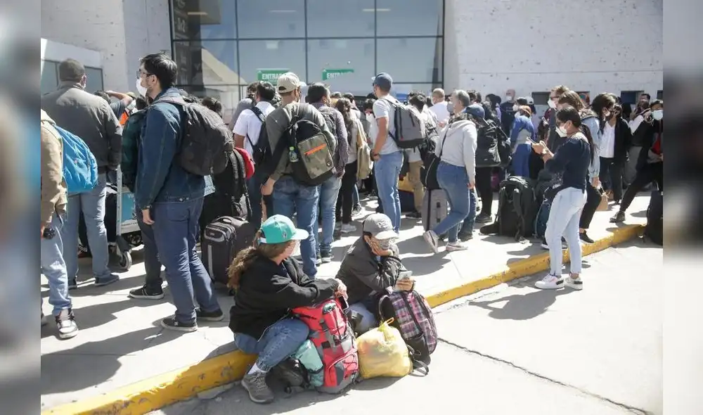 Personas aprovechan feriados de Semana Santa para viajar al interior del país o al extranjero. Foto: Rodrigo Talavera/La República
