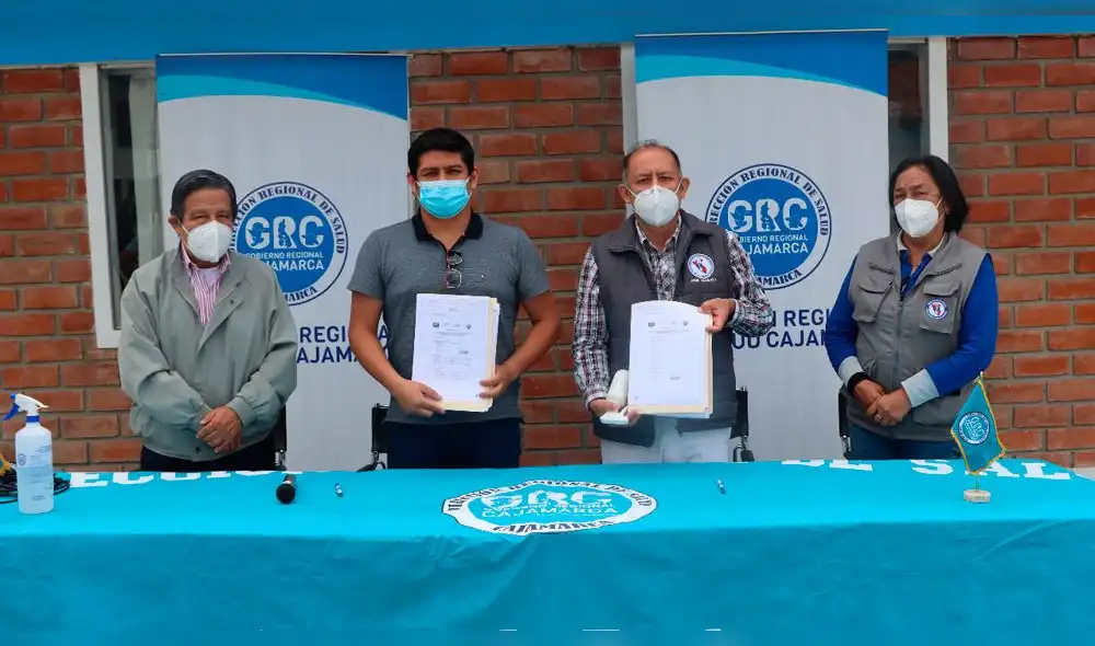 Autoridades de la Diresa y Proregión firman contrato para adquirir ambulancias para Cajamarca. Foto: GRC Autoridades de la Diresa y Proregión firman contrato para adquirir ambulancias para Cajamarca. Foto: GRC