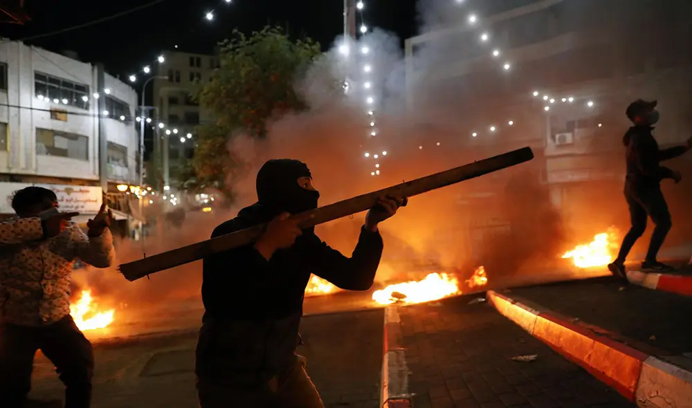 Manifestantes palestinos se enfrentan a las tropas israelíes durante una protesta en Cisjordania. Foto: EFE Manifestantes palestinos se enfrentan a las tropas israelíes durante una protesta en Cisjordania. Foto: EFE
