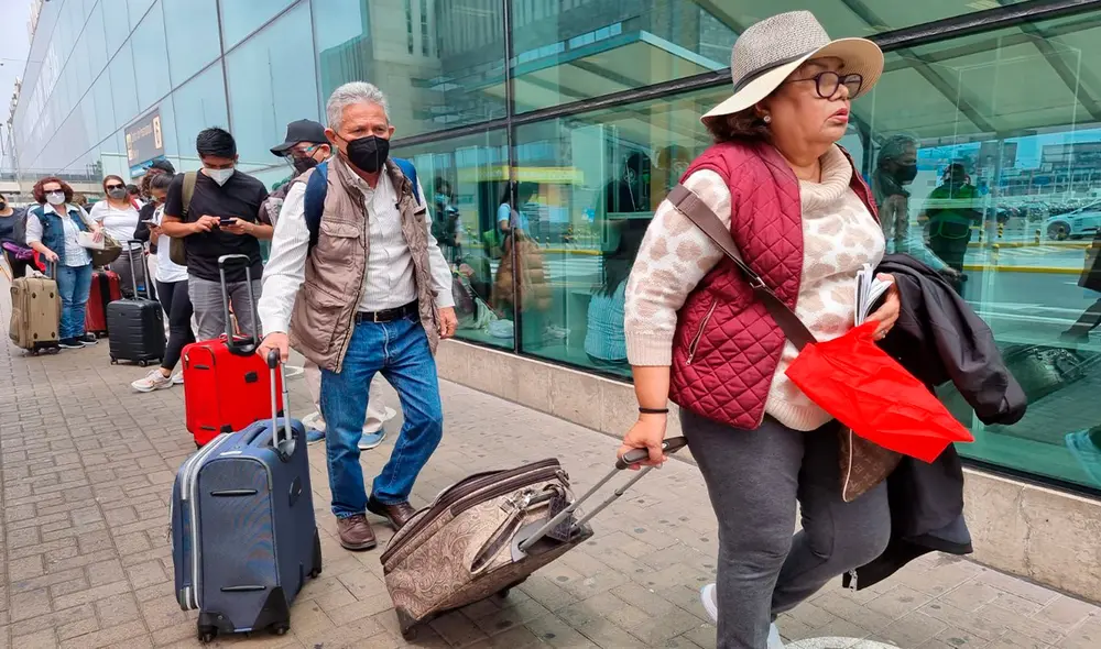 Pasajeros quedaron varados en Aeropuerto Jorge Chavez esta Semana Santa. Foto: Gianella Aguirre/URPI-LR