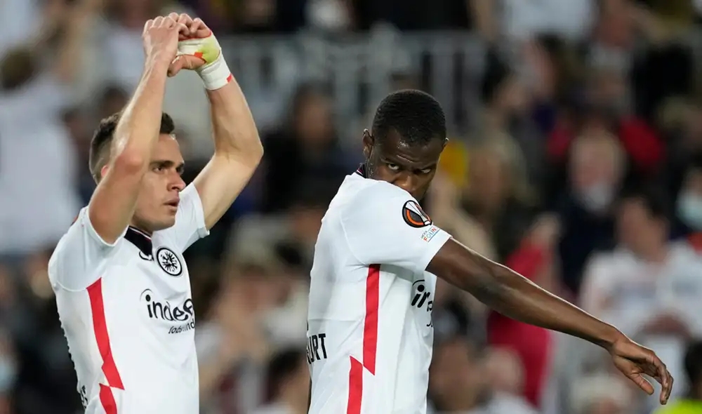 Rafael Santos Borré marcó un golazo en el Camp Nou y celebró en memoria de Rincón. Foto: EFE Rafael Santos Borré marcó un golazo en el Camp Nou y celebró en memoria de Rincón. Foto: EFE