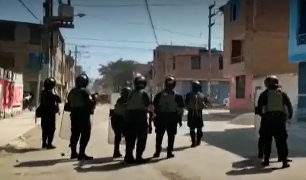 Agentes de la PNP se enfrentaron a la población que exigía cadena perpetua para el acusado. Foto: captura Canal N Agentes de la PNP se enfrentaron a la población que exigía cadena perpetua para el acusado. Foto: captura Canal N