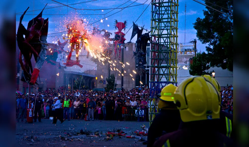 La quema simbólica de Judas es un tradición religiosa de Semana Santa, arraigada en México y Venezuela. Foto: captura/ Wikimedia Commons. La quema simbólica de Judas es un tradición religiosa de Semana Santa, arraigada en México y Venezuela. Foto: captura/ Wikimedia Commons.