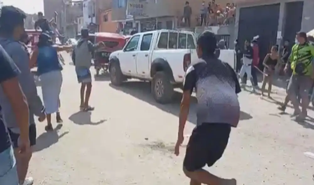 Sujeto salió con casco y chaleco policial para evitar ser linchado por la población. Foto: PNP Sujeto salió con casco y chaleco policial para evitar ser linchado por la población. Foto: PNP