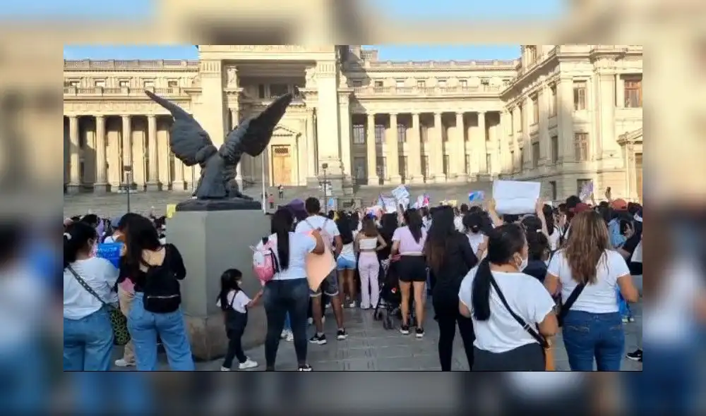 “A todos esos violadores que no tienen piedad de los niños, nosotros tampoco debemos tenerle piedad. No debemos llenar cárceles, debemos llenar cementerios”, agregó otra madre de familia. Foto: Captura Urpi “A todos esos violadores que no tienen piedad de los niños, nosotros tampoco debemos tenerle piedad. No debemos llenar cárceles, debemos llenar cementerios”, agregó otra madre de familia. Foto: Captura Urpi