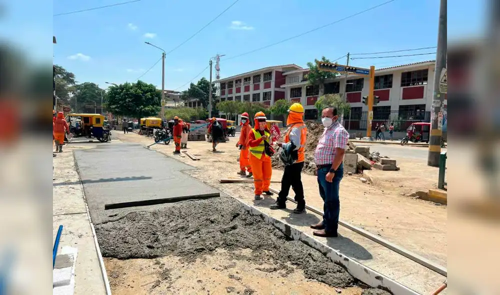 La empresa Sullabella viene realizando la reparación de vías que han sido intervenidas con el cambio de redes y colectores de la obra de la PTAR. Foto: Municipalidad de Sullana.