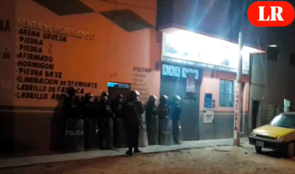 Agentes de la Policía Nacional arribaron hasta la zona para controlar la situación. Foto: captura de La República Agentes de la Policía Nacional arribaron hasta la zona para controlar la situación. Foto: captura de La República
