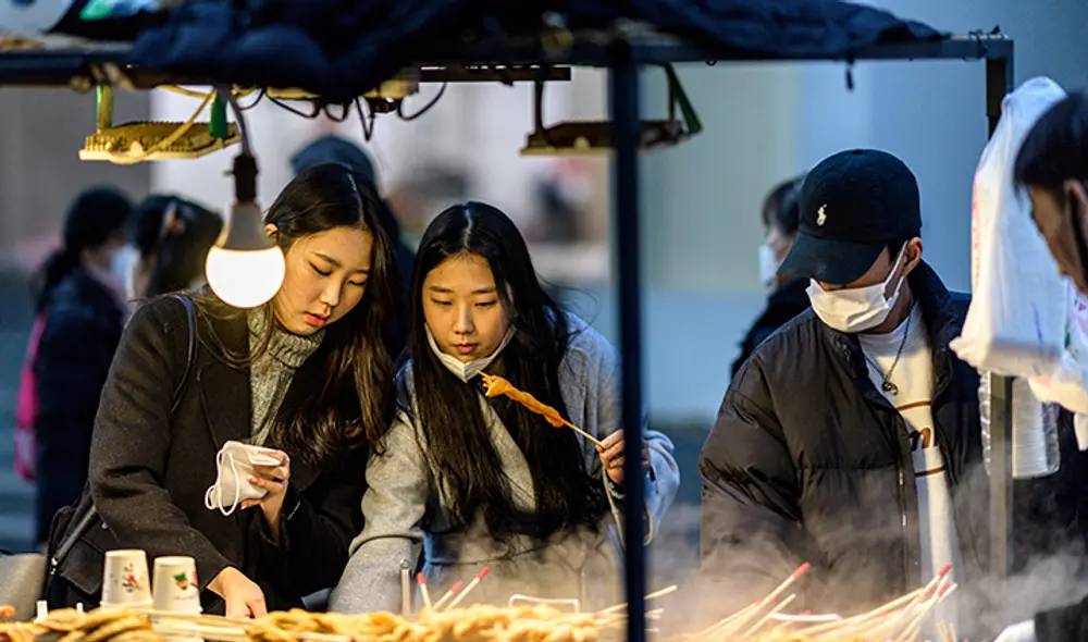Corea del Sur acumula unos 16 millones de contagios y algo más de 20.000 muertos por COVID-19, con una tasa de mortalidad del 0,13 %, según las autoridades. Foto: AFP Corea del Sur acumula unos 16 millones de contagios y algo más de 20.000 muertos por COVID-19, con una tasa de mortalidad del 0,13 %, según las autoridades. Foto: AFP