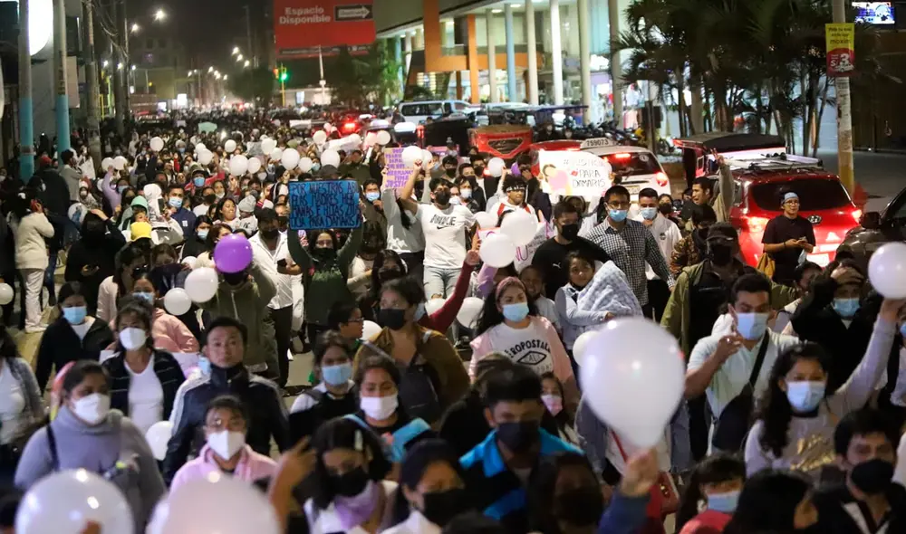 Tras el recorrido, un grupo de protestantes permaneció en la Corte Superior de Justicia de Lambayeque. Foto: Clinton Medina Tras el recorrido, un grupo de protestantes permaneció en la Corte Superior de Justicia de Lambayeque. Foto: Clinton Medina