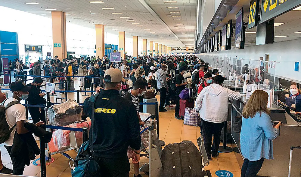 Varados. Miles de viajeros perdieron sus vuelos debido a la paralización anunciada por los controladores aéreos hace semanas. No se tomaron previsiones. Foto: Rumi Cevallos/La República