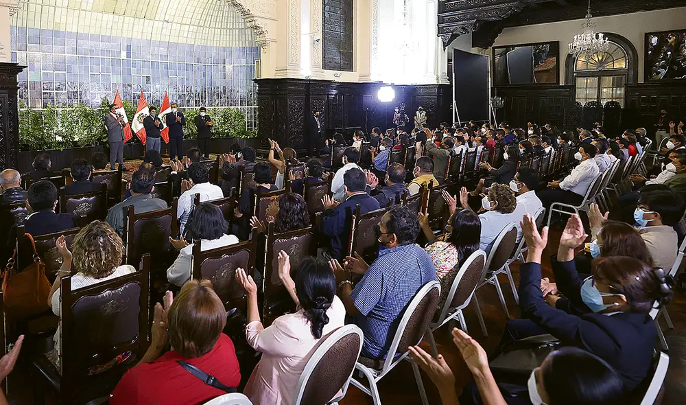 El dato. Presidente Pedro Castillo celebró con los dirigentes de la Fenatep la ley que otorga 100% de CTS a los maestros, pese a que no suscribió norma que era esperada por los docentes. Foto: Presidencia El dato. Presidente Pedro Castillo celebró con los dirigentes de la Fenatep la ley que otorga 100% de CTS a los maestros, pese a que no suscribió norma que era esperada por los docentes. Foto: Presidencia