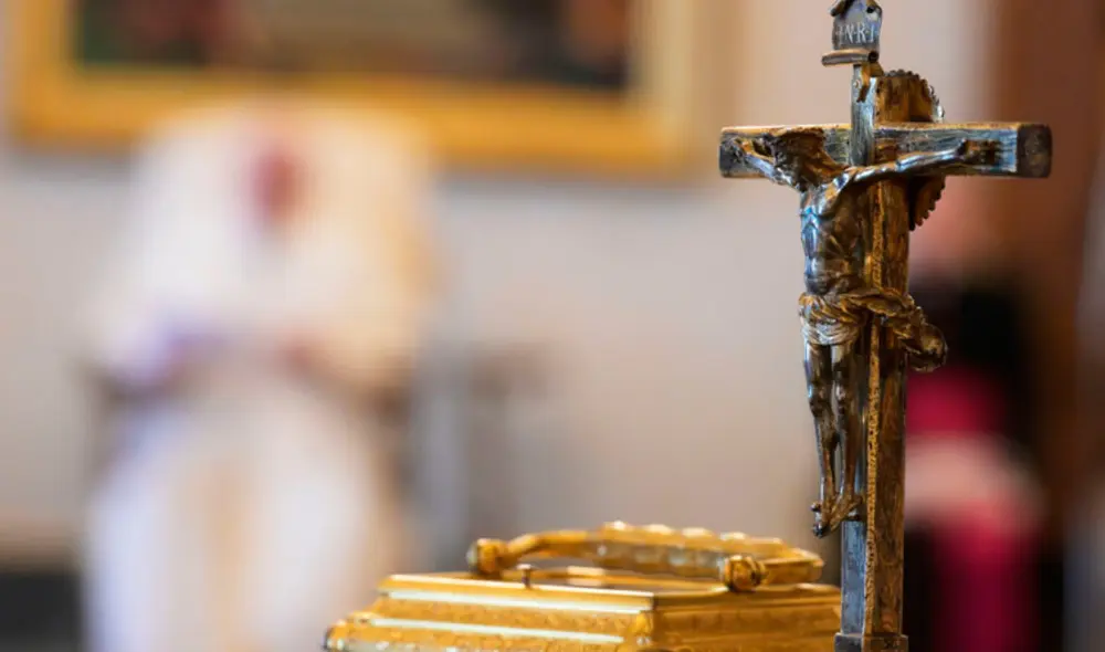 Decenas de personas recorren las iglesias como tradición por Semana Santa. Foto: AFP