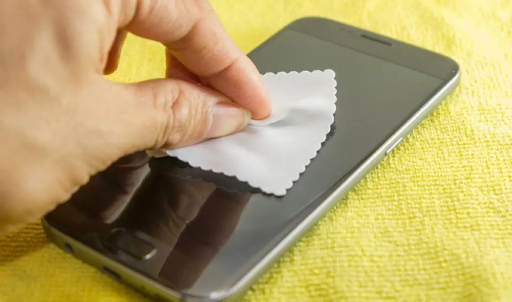 La forma más eficaz es limpiar tu smartphone con un paño de microfibra. Foto: Recambios Tablet