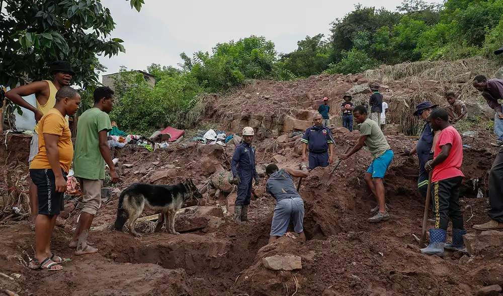 Unidad de Búsqueda y Rescate de los Servicios de Policía de Sudáfrica (SAPS) usa perros rastreadores durante los esfuerzos de búsqueda para localizar a desaparecidos. Foto: AFP Unidad de Búsqueda y Rescate de los Servicios de Policía de Sudáfrica (SAPS) usa perros rastreadores durante los esfuerzos de búsqueda para localizar a desaparecidos. Foto: AFP