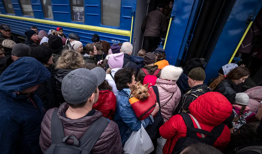 Familias abordan un tren en la estación principal mientras huyen de la ciudad oriental de Kramatorsk, en la región de Donbass. Foto: AFP Familias abordan un tren en la estación principal mientras huyen de la ciudad oriental de Kramatorsk, en la región de Donbass. Foto: AFP