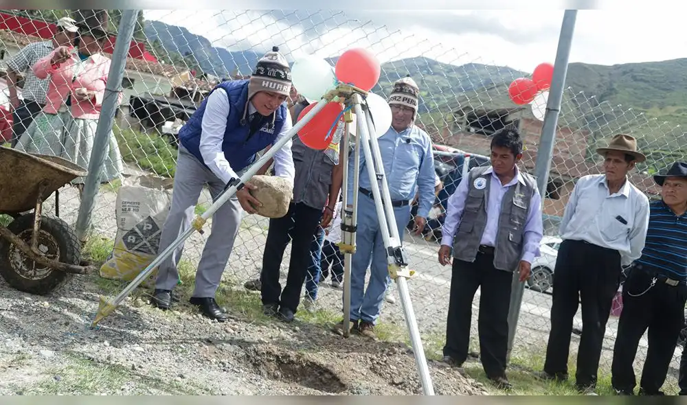 Ceremonia de colocación de la primera piedra de la obra de saneamiento en Jangas. Foto: GORE Áncash.