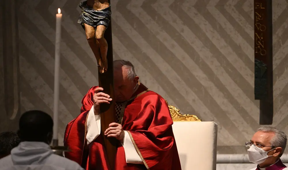 El papa Francisco sostiene el crucifijo de San Marcello durante la adoración de la Santa Cruz, mientras preside la Liturgia de la Pasión del Señor este Viernes Santo. Foto: AFP