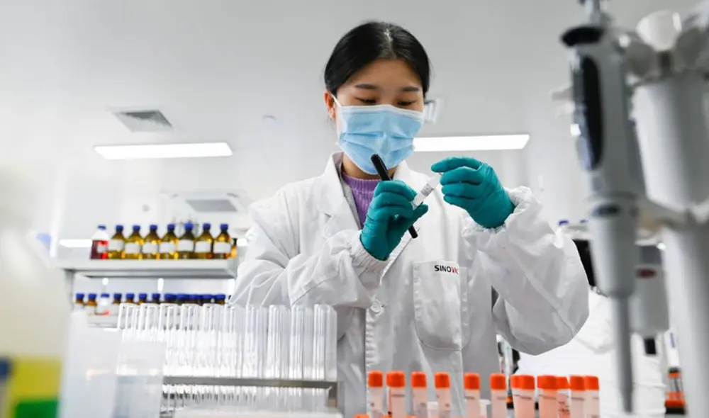 Los químicos son profesionales capacitados para estudiar los cambios de la materia y sus reacciones. Foto: AFP