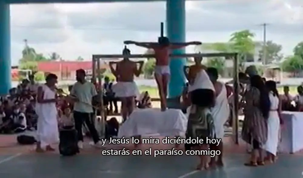 Los escolares recreaban la escena de la crucifixión de Jesús cuando una frase desató las risas de los estudiantes. Foto: captura de Facebook
