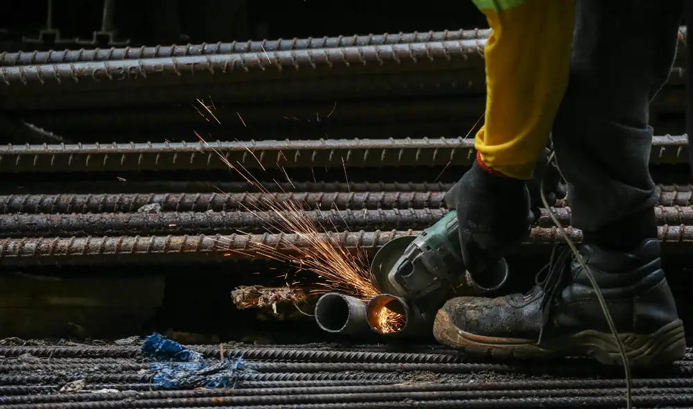 Los albañiles realizan diferentes funciones en las obras de construcción. Foto: AFP Los albañiles realizan diferentes funciones en las obras de construcción. Foto: AFP