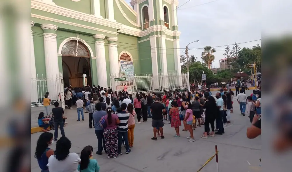 Los fieles participaron de la exposición del Santo Calvario. Foto: Municipalidad de Catacaos