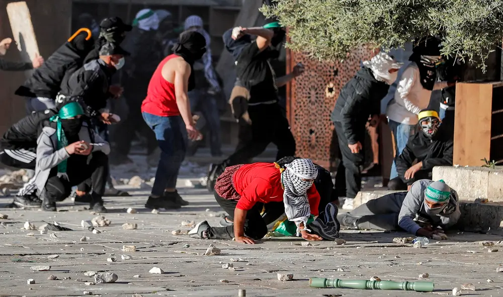 Manifestantes palestinos se enfrentan con la Policía israelí en el complejo de la mezquita Al-Aqsa de Jerusalén, el 15 de abril de 2022. Foto: AFP