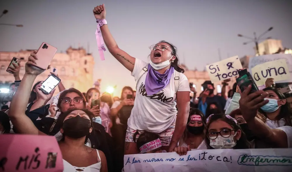 Centenares de personas marcharon por el centro de Lima exigiendo cadena perpetua a Juan Antonio Enríquez Garcia. Foto: Aldair Mejía/EFE Centenares de personas marcharon por el centro de Lima exigiendo cadena perpetua a Juan Antonio Enríquez Garcia. Foto: Aldair Mejía/EFE
