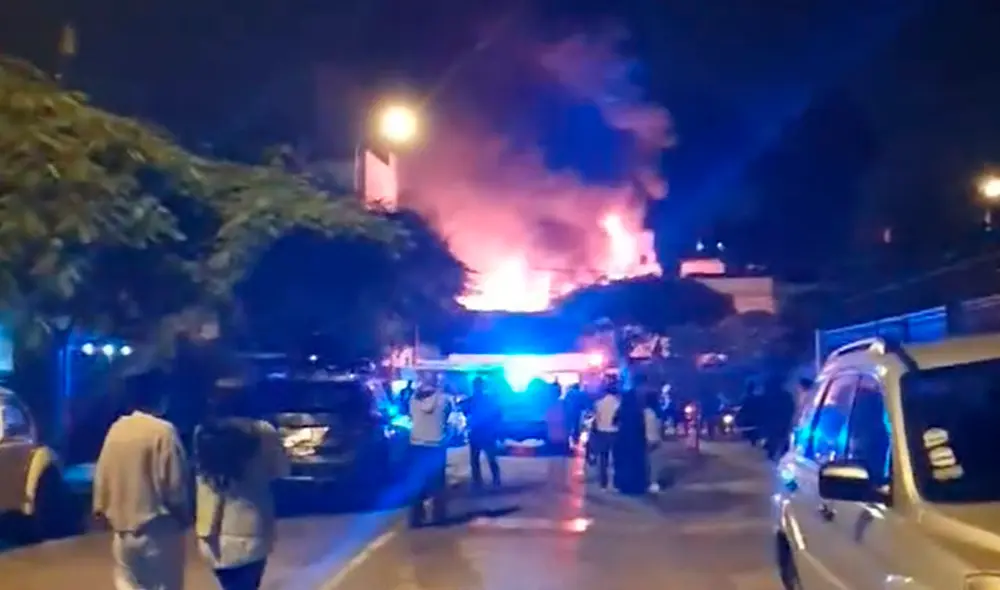 Los usuarios registraron el incendio alrededor de las 11.30 p. m. Foto: captura de Twitter Los usuarios registraron el incendio alrededor de las 11.30 p. m. Foto: captura de Twitter