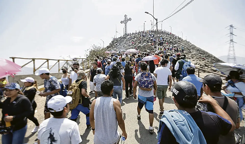 Hasta el cielo. Cientos de personas visitaron el cerro San Cristóbal siguiendo el tradicional recorrido de Semana Santa. Foto: difusión