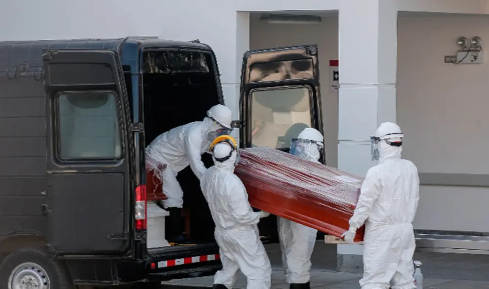 Diversos especialistas aseguran que la pandemia habría dejado un saldo de más de 300 mil fallecidos por COVID-19. Foto: Antonio Melgarejo/La República Diversos especialistas aseguran que la pandemia habría dejado un saldo de más de 300 mil fallecidos por COVID-19. Foto: Antonio Melgarejo/La República