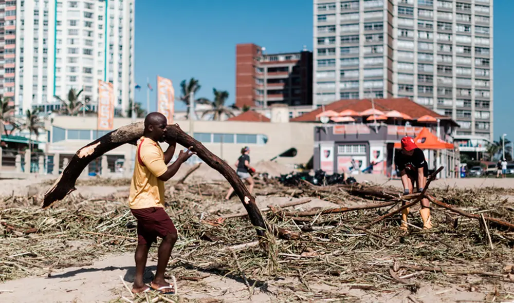 Las lluvias, que alcanzaron niveles nunca vistos en más de 60 años, derribaron puentes y carreteras y aislaron gran parte de esta región costera del Océano Índico. Foto: AFP Las lluvias, que alcanzaron niveles nunca vistos en más de 60 años, derribaron puentes y carreteras y aislaron gran parte de esta región costera del Océano Índico. Foto: AFP