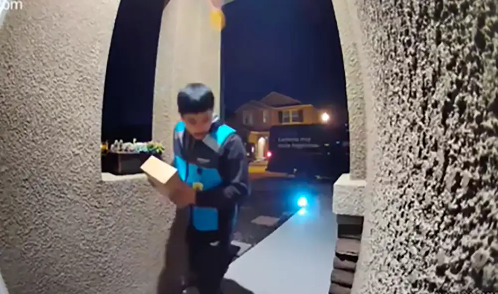 El trabajador entendió la solicitud que hizo la clienta y trató de buscar el escondite ideal. Foto: captura de TikTok El trabajador entendió la solicitud que hizo la clienta y trató de buscar el escondite ideal. Foto: captura de TikTok