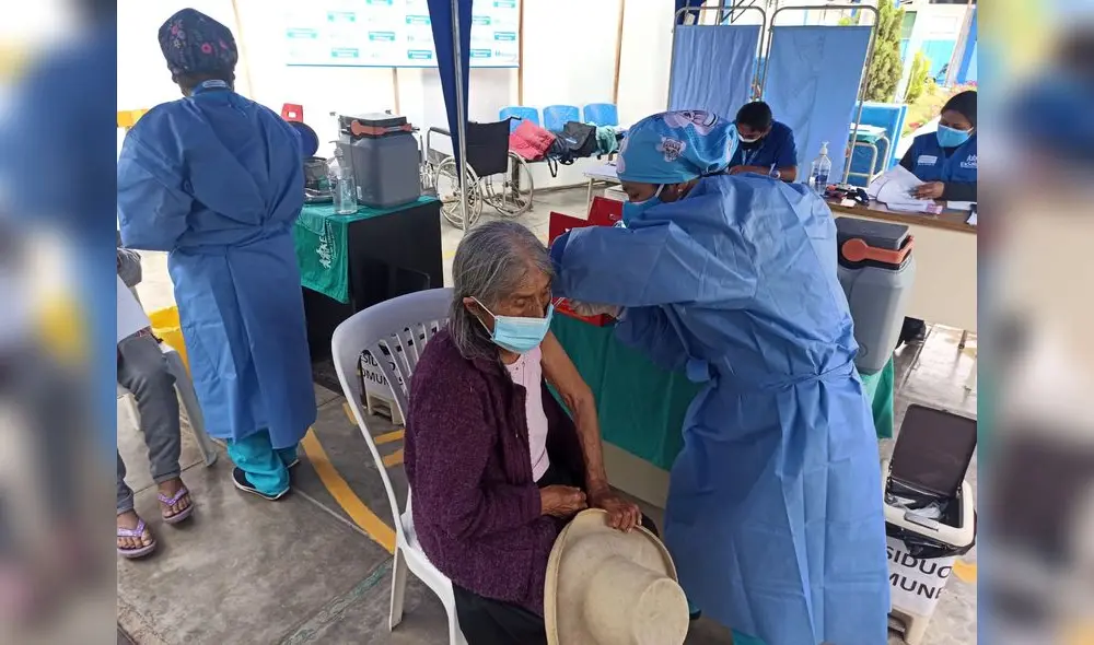 Son pocos los adultos mayores de 70 años que acuden por la cuarta dosis. Foto: H. Rodríguez Son pocos los adultos mayores de 70 años que acuden por la cuarta dosis. Foto: H. Rodríguez