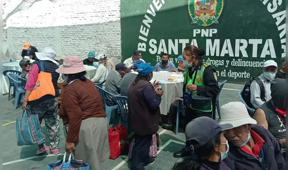 Adultos mayores agradecieron la acción de la Policía. Foto: PNP Adultos mayores agradecieron la acción de la Policía. Foto: PNP