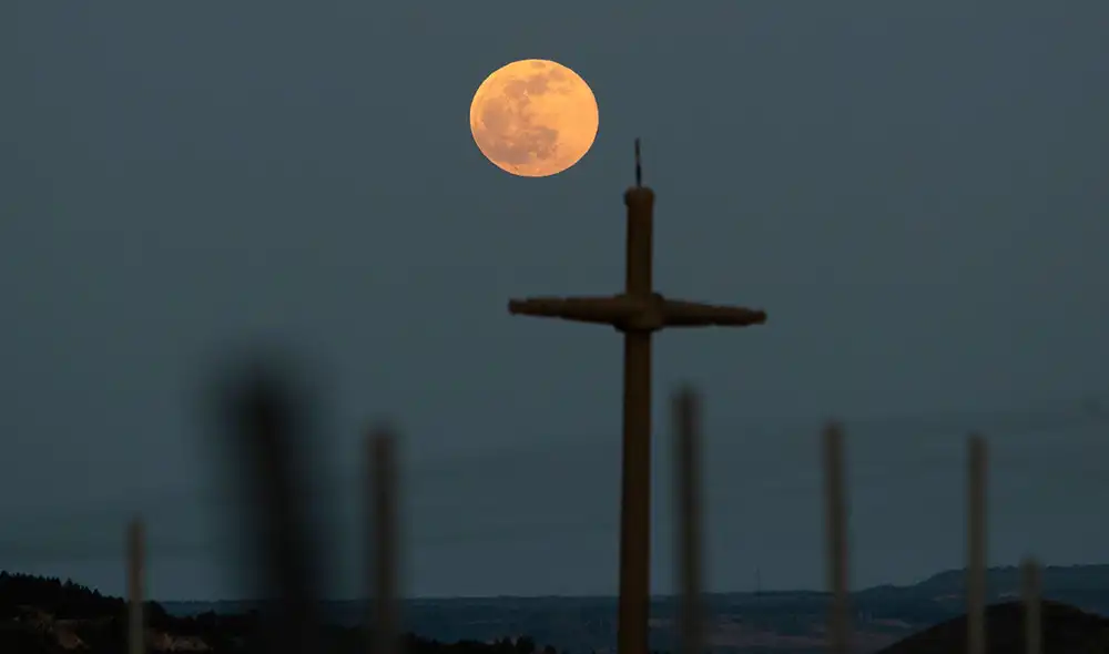 La Luna rosa hoy Sábado Santo en Logroño (España). Foto: EFE